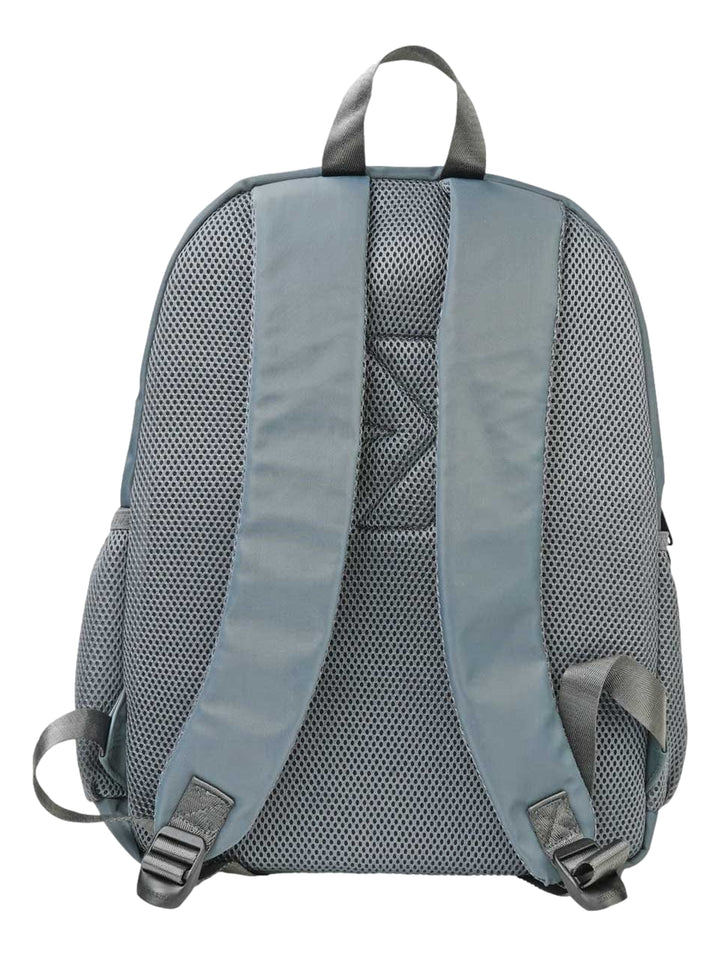 Mochila escolar Converse de color gris con bolsillo frontal y bolsillos laterales de malla.