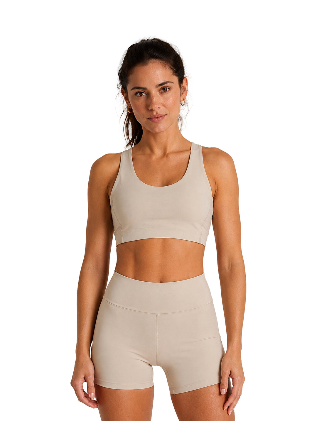 Mujer vistiendo un top deportivo corto color arena de la marca Atok Performance.