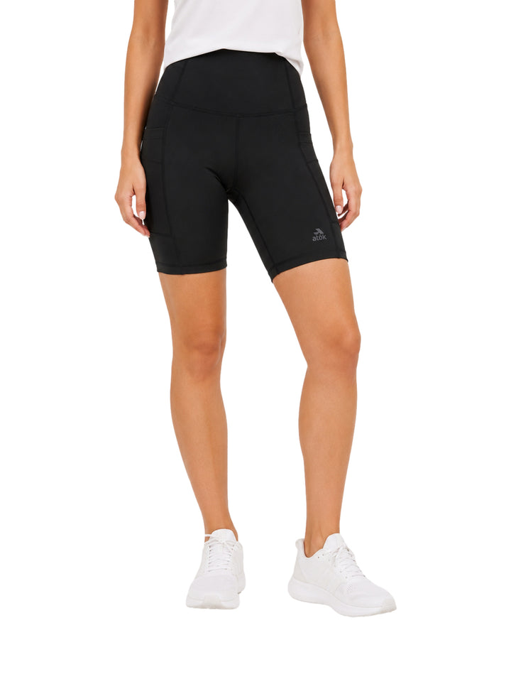 Mujer vistiendo shorts deportivos ajustados de color negro marca Atok Performance.