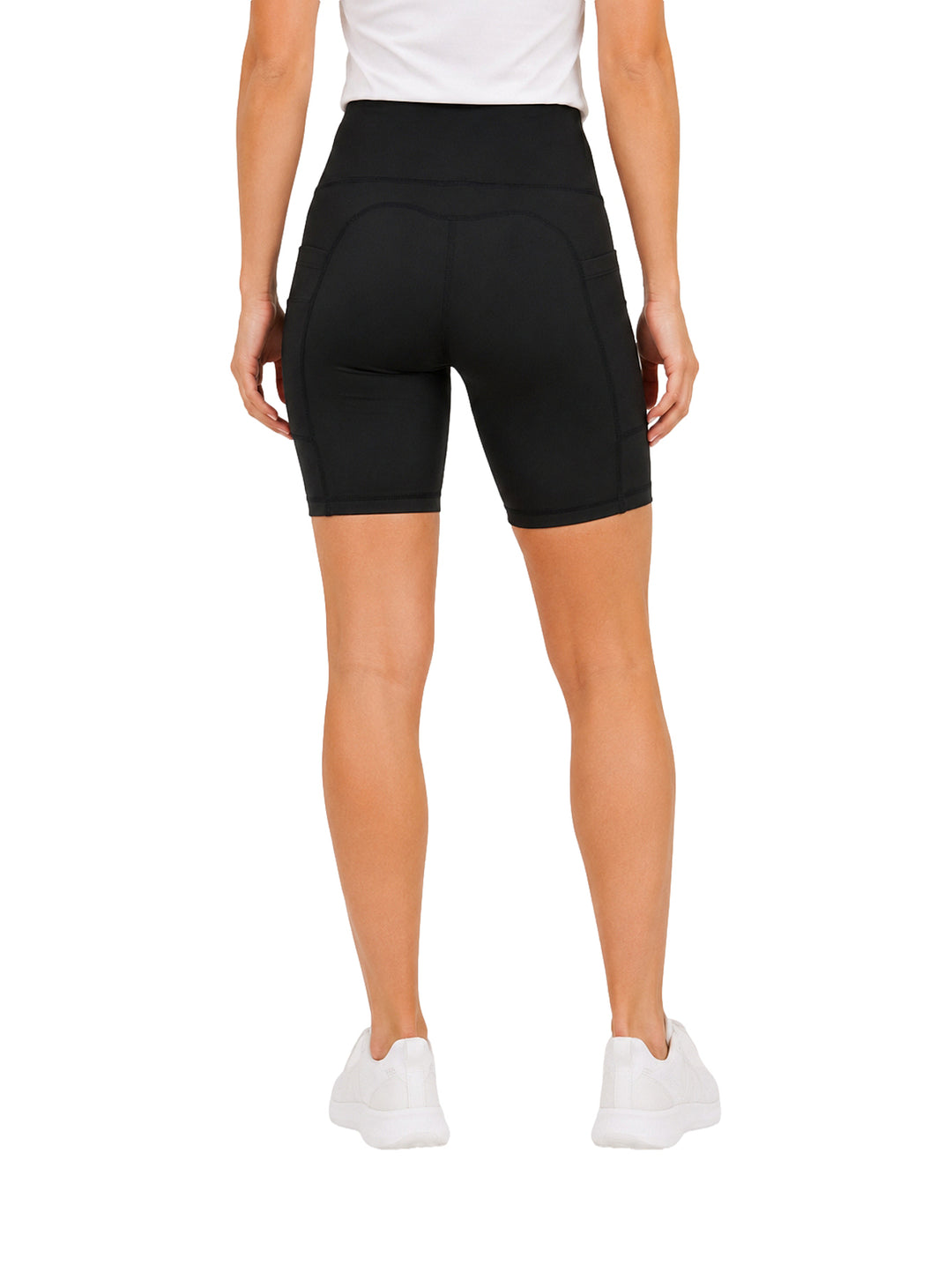 Mujer vistiendo shorts deportivos ajustados de color negro marca Atok Performance.