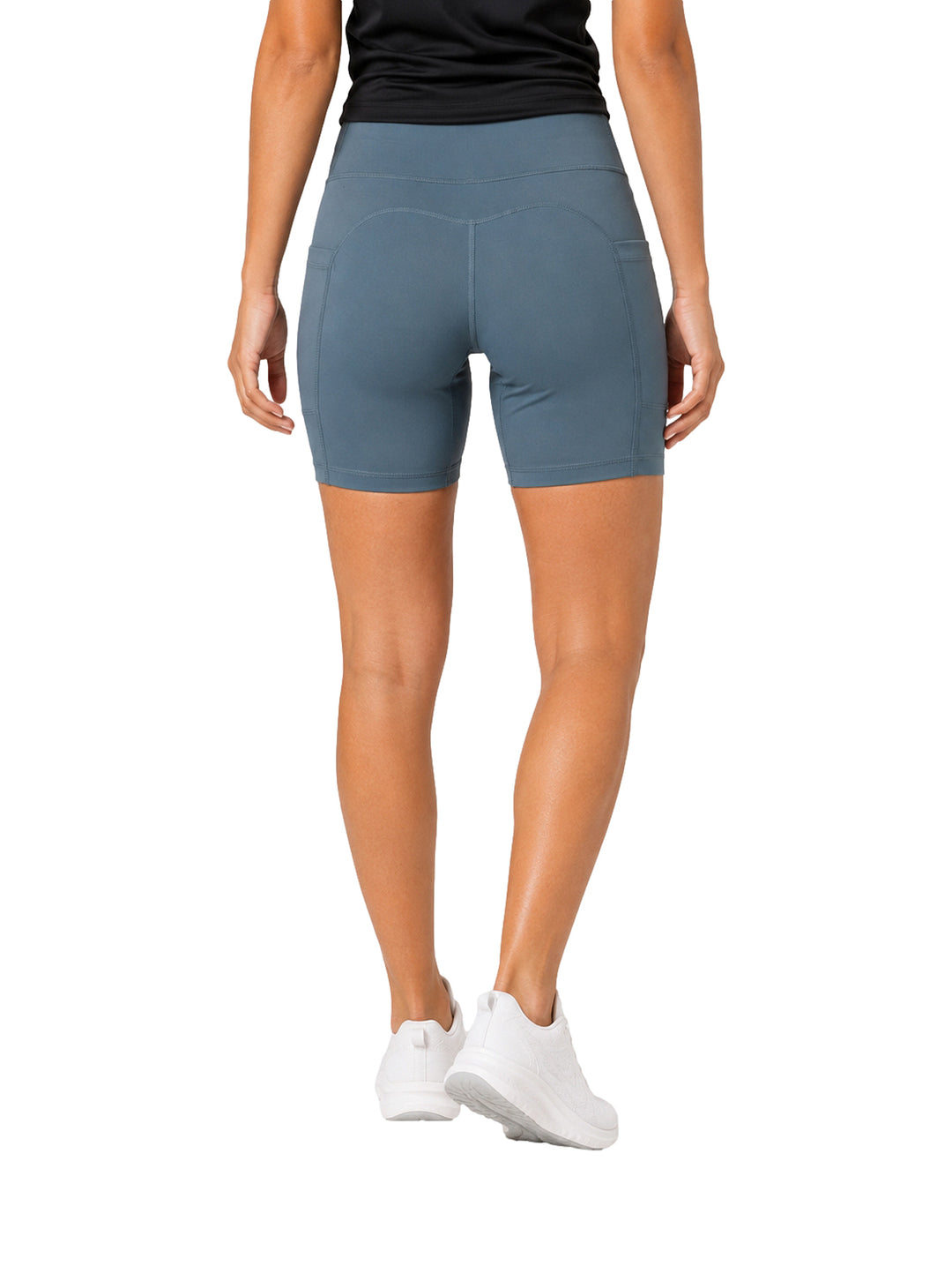 Mujer vistiendo shorts deportivos ajustados de color azul marca Atok Performance.