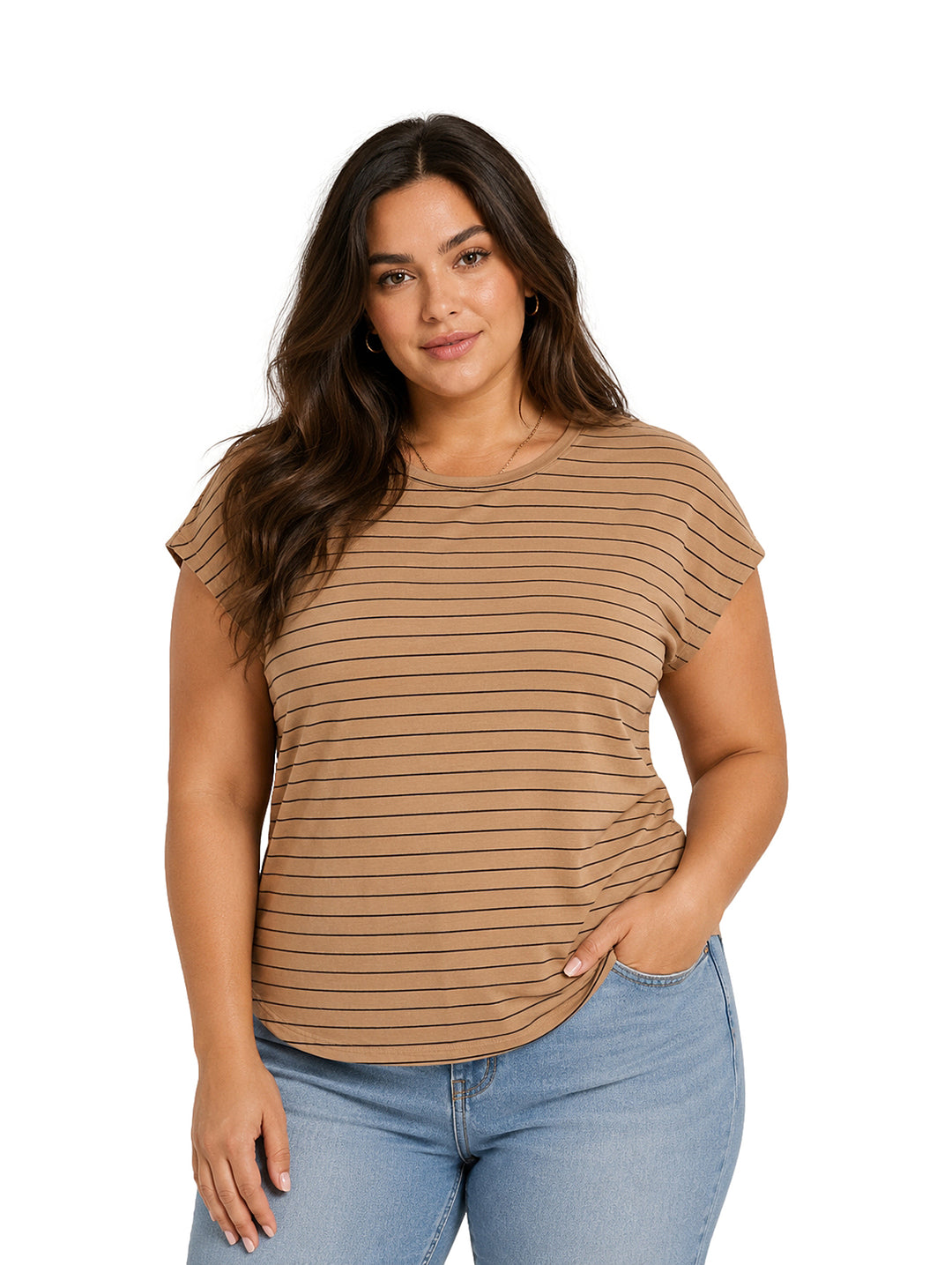 Mujer vistiendo blusa beige con rayas negras horizontales y cuello redondo.
