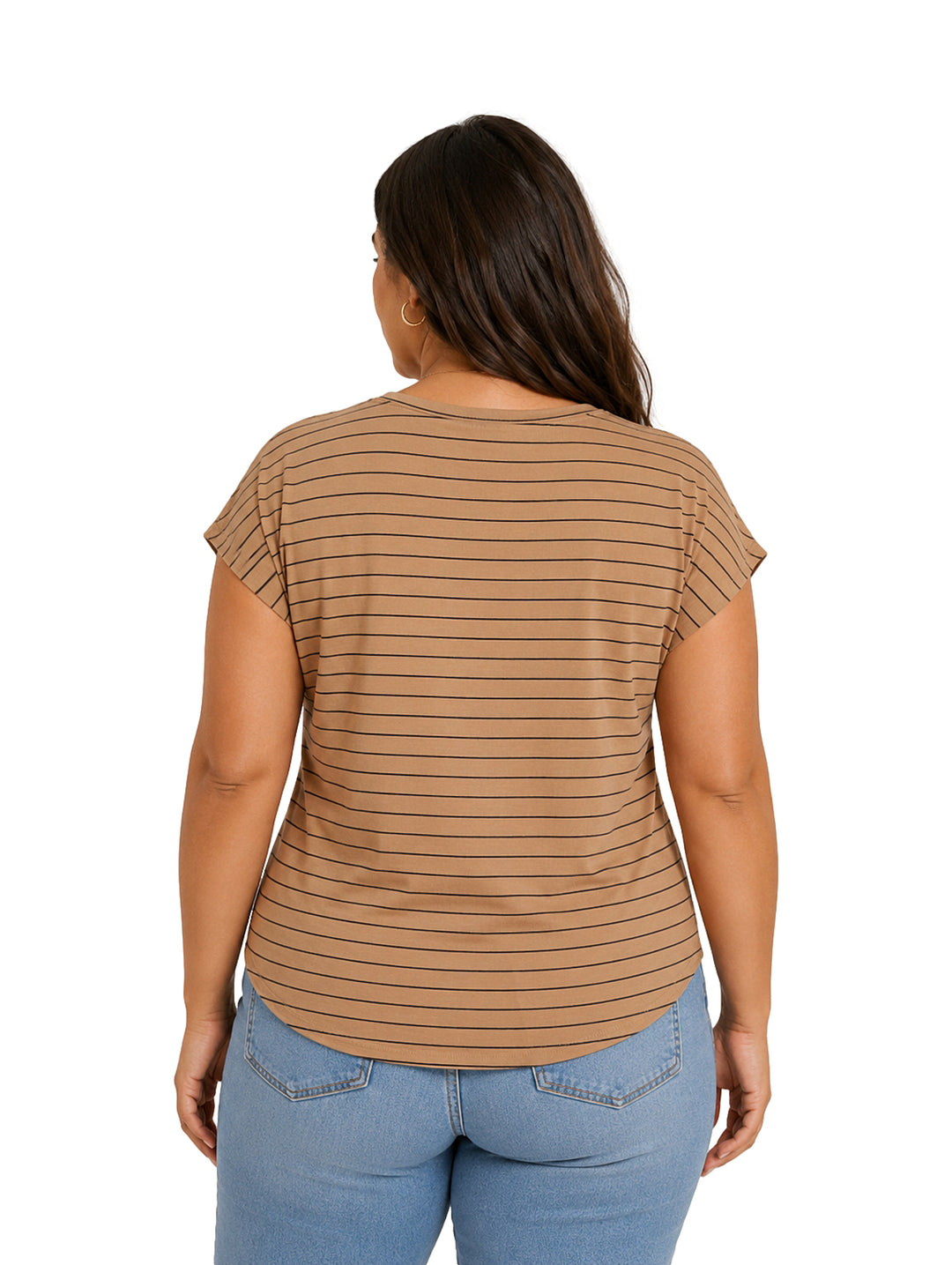 Mujer vistiendo blusa beige con rayas negras horizontales y cuello redondo.