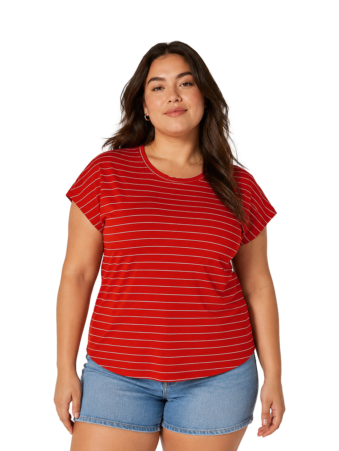 Mujer vistiendo una blusa roja con rayas blancas horizontales y cuello redondo.