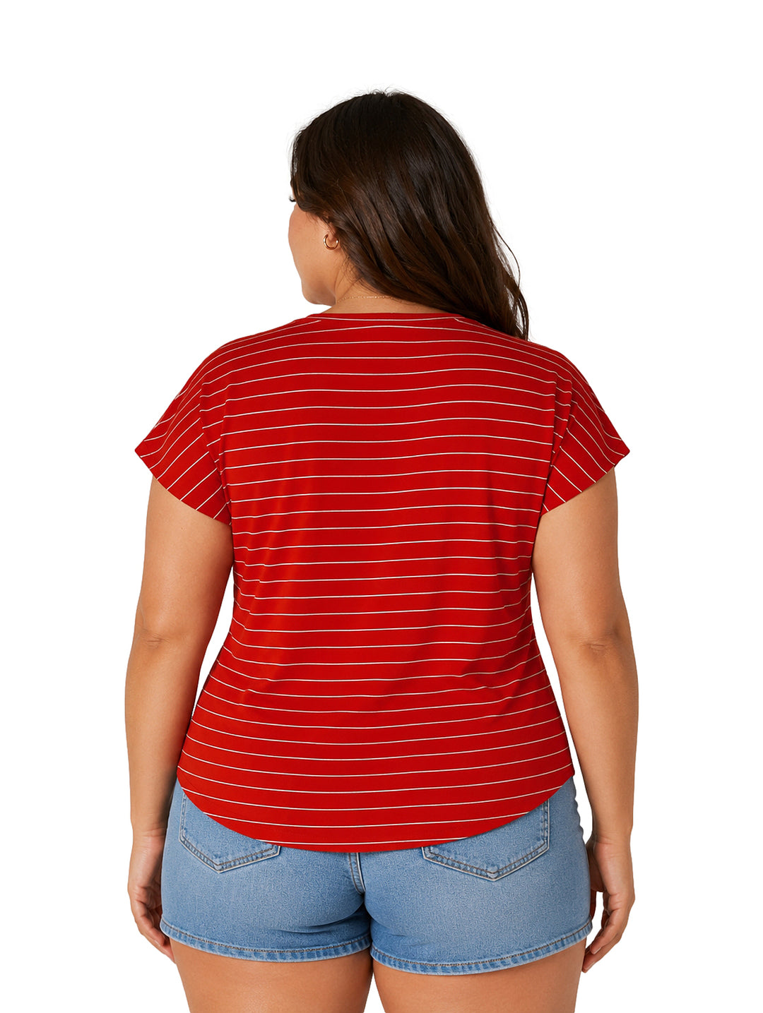 Mujer vistiendo una blusa roja con rayas blancas horizontales y cuello redondo.