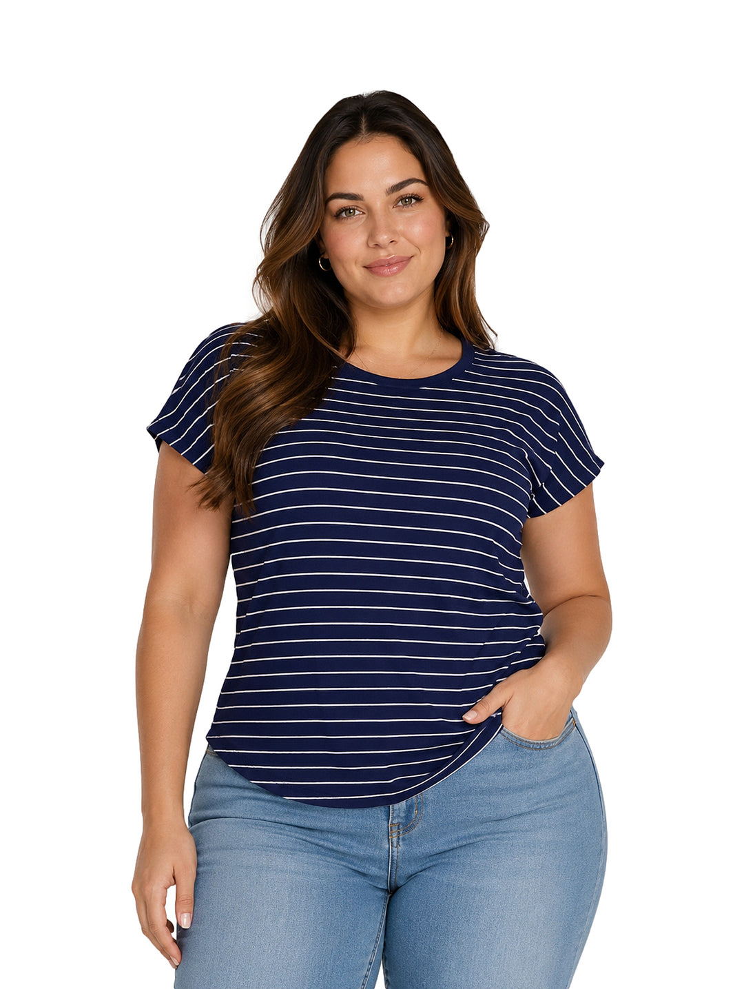 Mujer vistiendo blusa de rayas horizontales azul marino y blanco con cuello redondo.