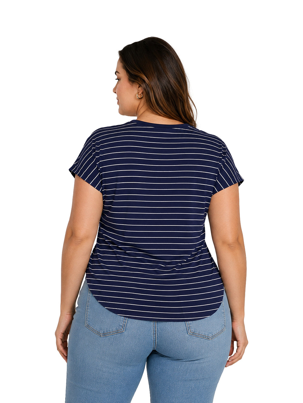 Mujer vistiendo blusa de rayas horizontales azul marino y blanco con cuello redondo.