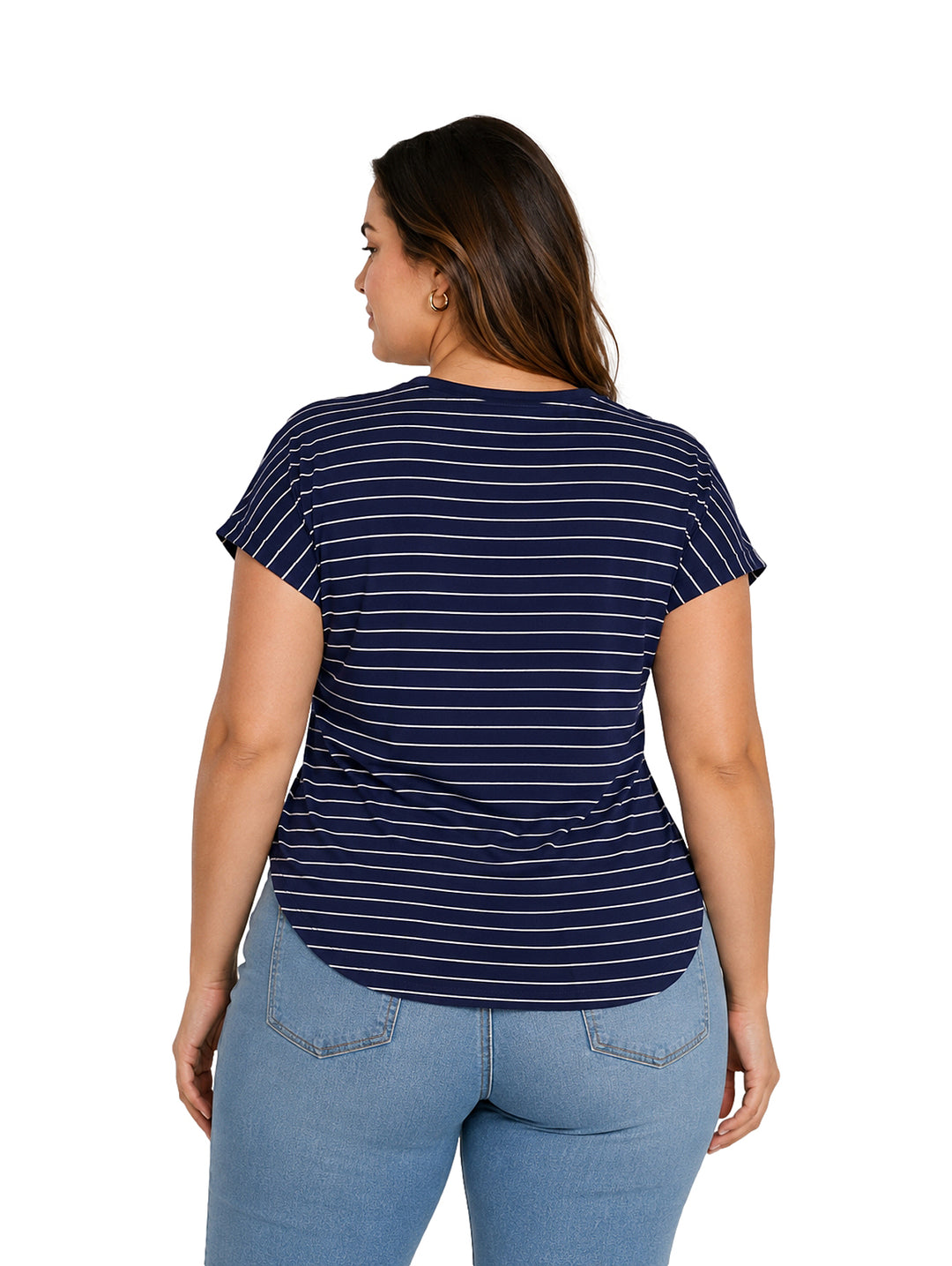 Mujer vistiendo blusa de rayas horizontales azul marino y blanco con cuello redondo.