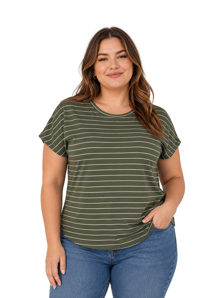 Mujer vistiendo blusa verde con rayas blancas horizontales y pantalones mezclilla azules.