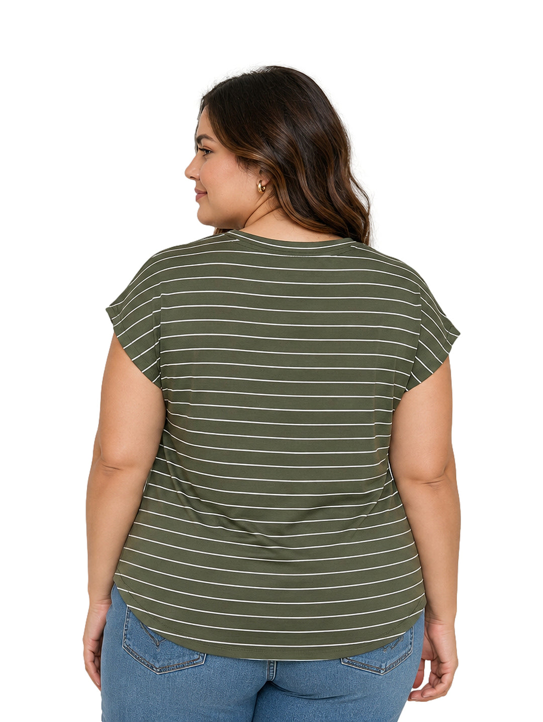 Mujer vistiendo blusa verde con rayas blancas horizontales y pantalones mezclilla azules.
