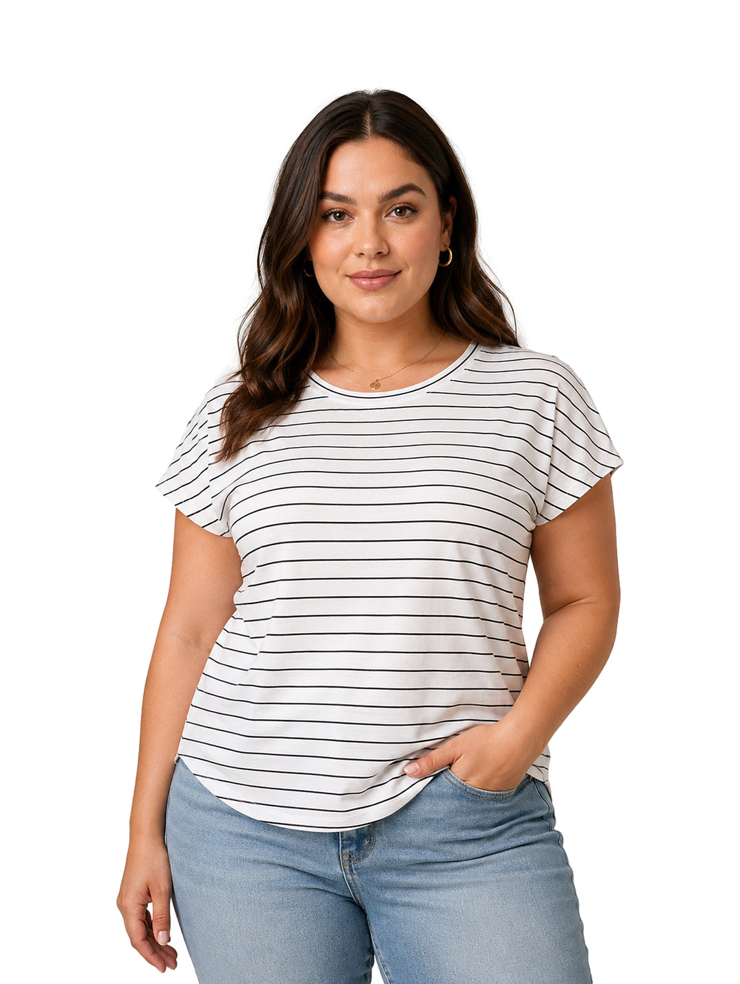 Mujer vistiendo una blusa blanca con rayas horizontales negras y pantalones vaqueros azules.