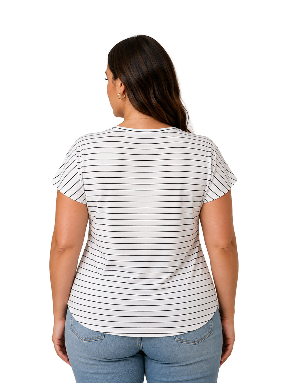 Mujer vistiendo una blusa blanca con rayas horizontales negras y pantalones vaqueros azules.