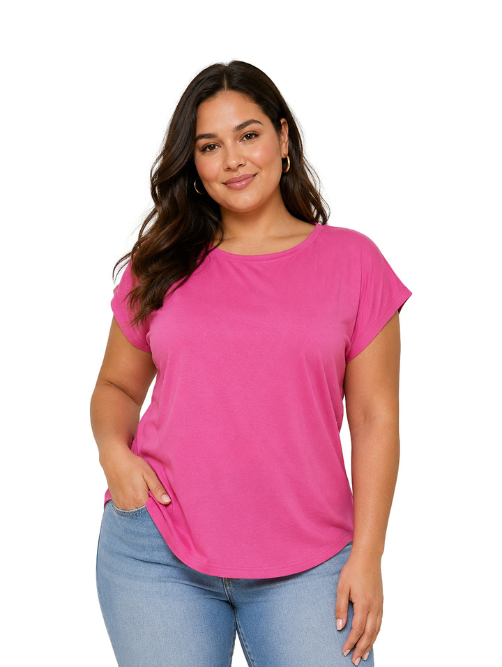 Mujer vistiendo una blusa rosa de manga corta y cuello redondo.