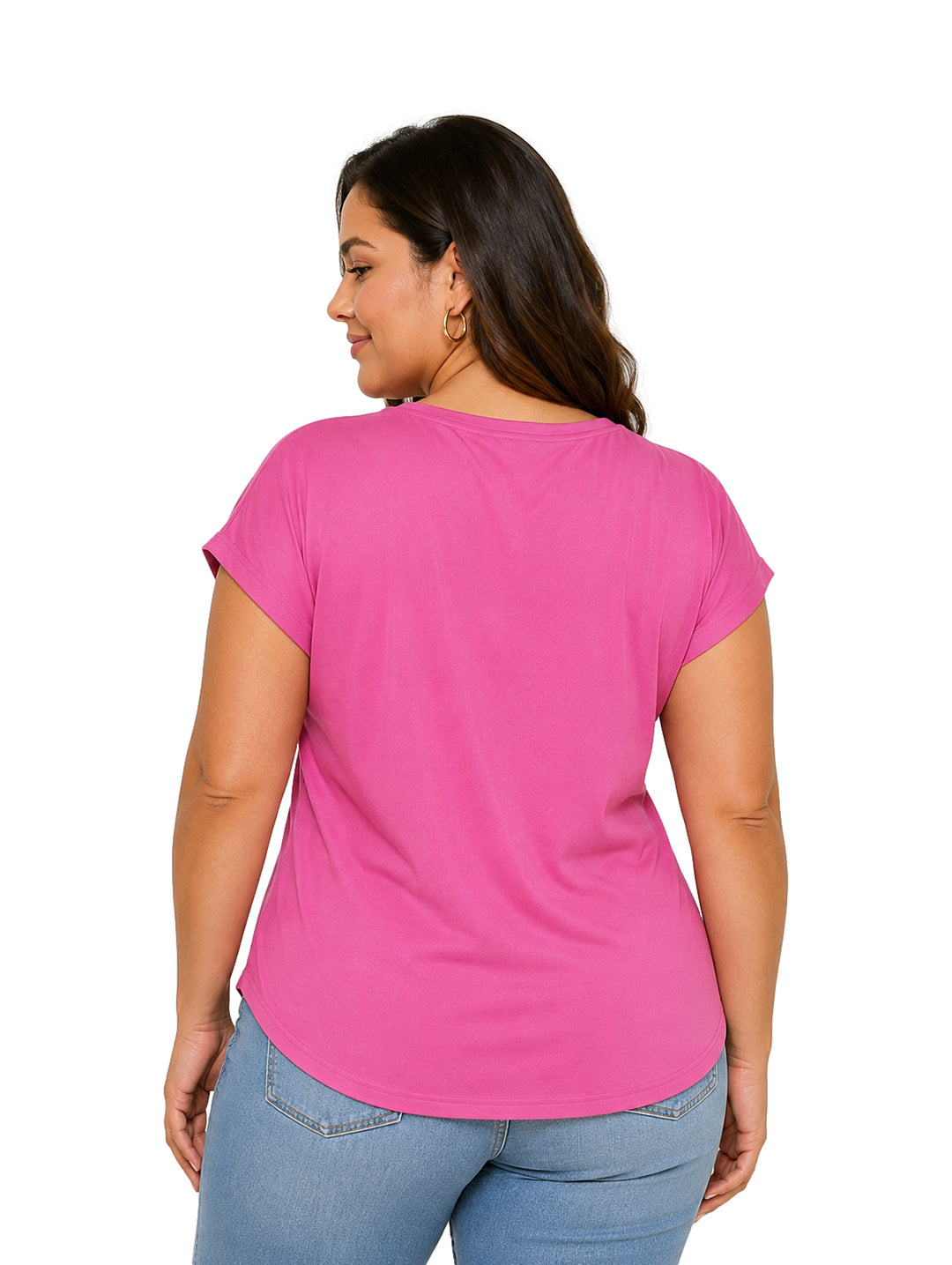 Mujer vistiendo una blusa rosa de manga corta y cuello redondo.