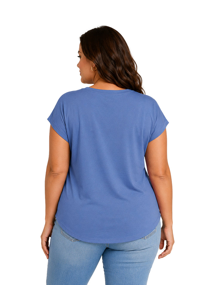 Mujer vistiendo una blusa azul de manga corta y cuello redondo.