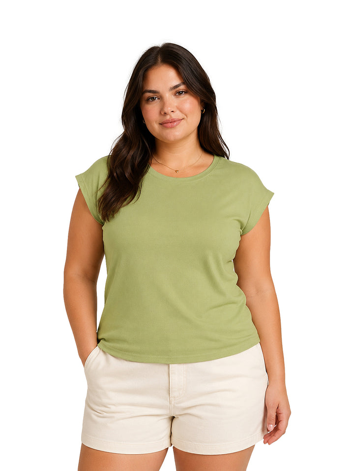 Mujer vistiendo una blusa verde de manga corta y cuello redondo con shorts color beige.