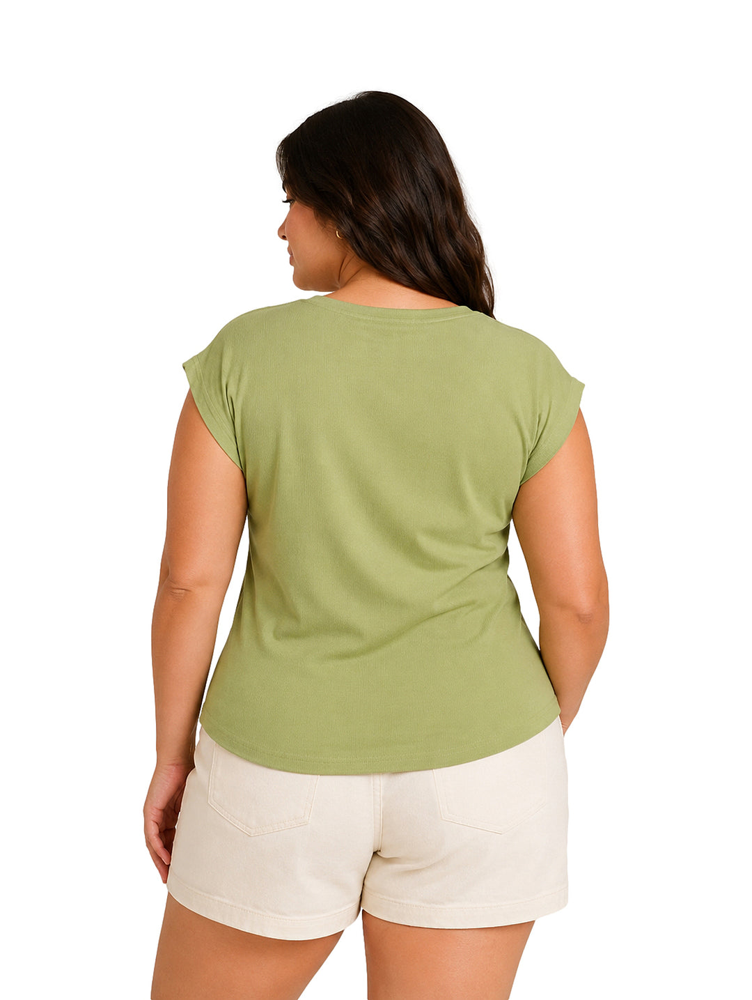 Mujer vistiendo una blusa verde de manga corta y cuello redondo con shorts color beige.
