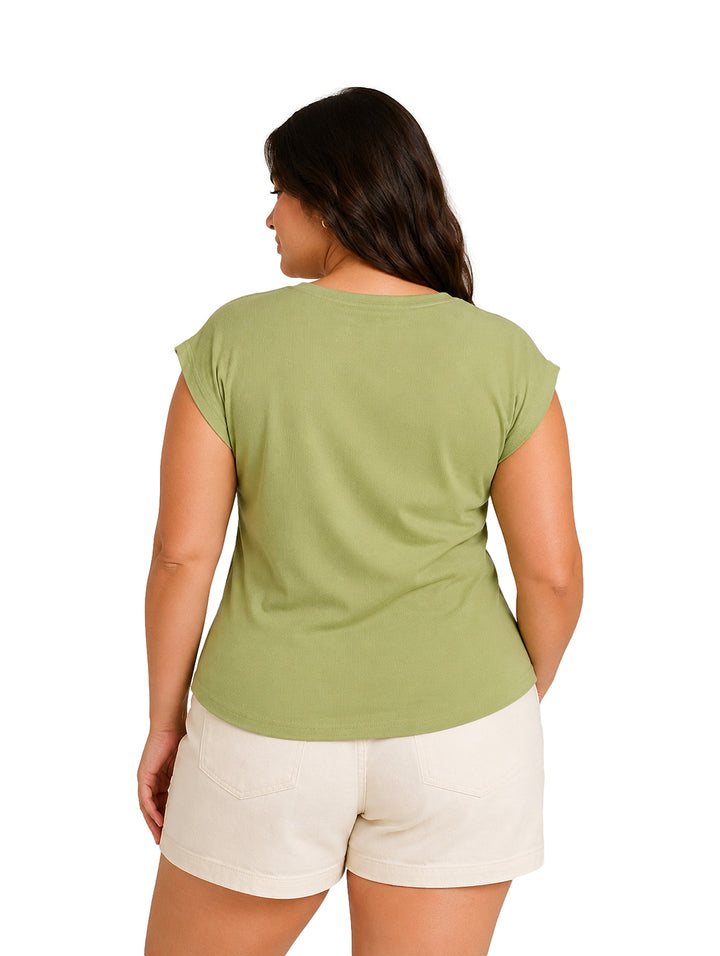 Mujer vistiendo una blusa verde de manga corta y cuello redondo con shorts color beige.