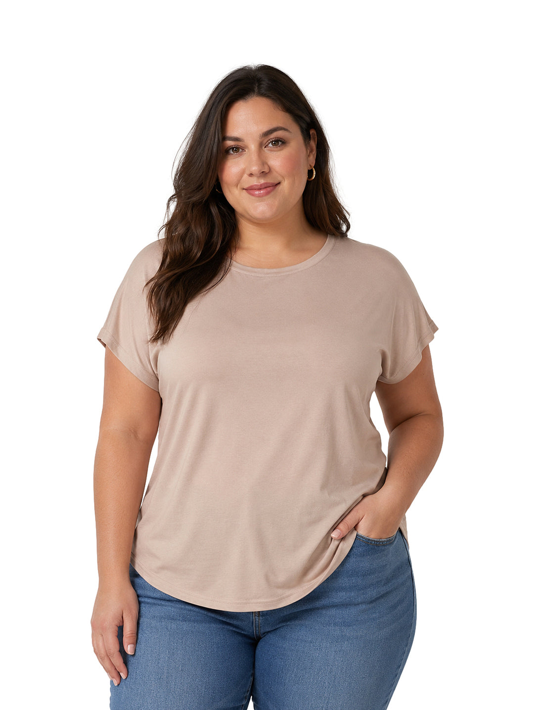 Mujer vistiendo una blusa color arena de cuello redondo y manga corta.