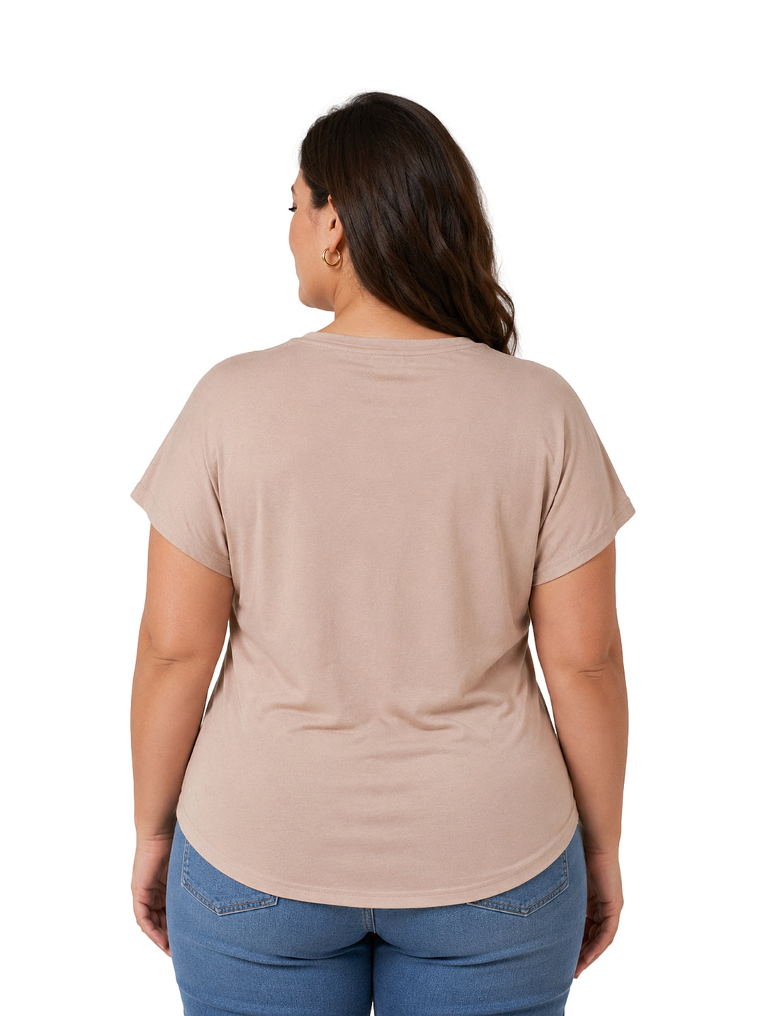 Mujer vistiendo una blusa color arena de cuello redondo y manga corta.