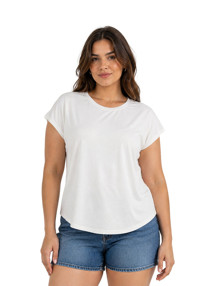 Mujer modelando una blusa blanca de manga corta y cuello redondo.
