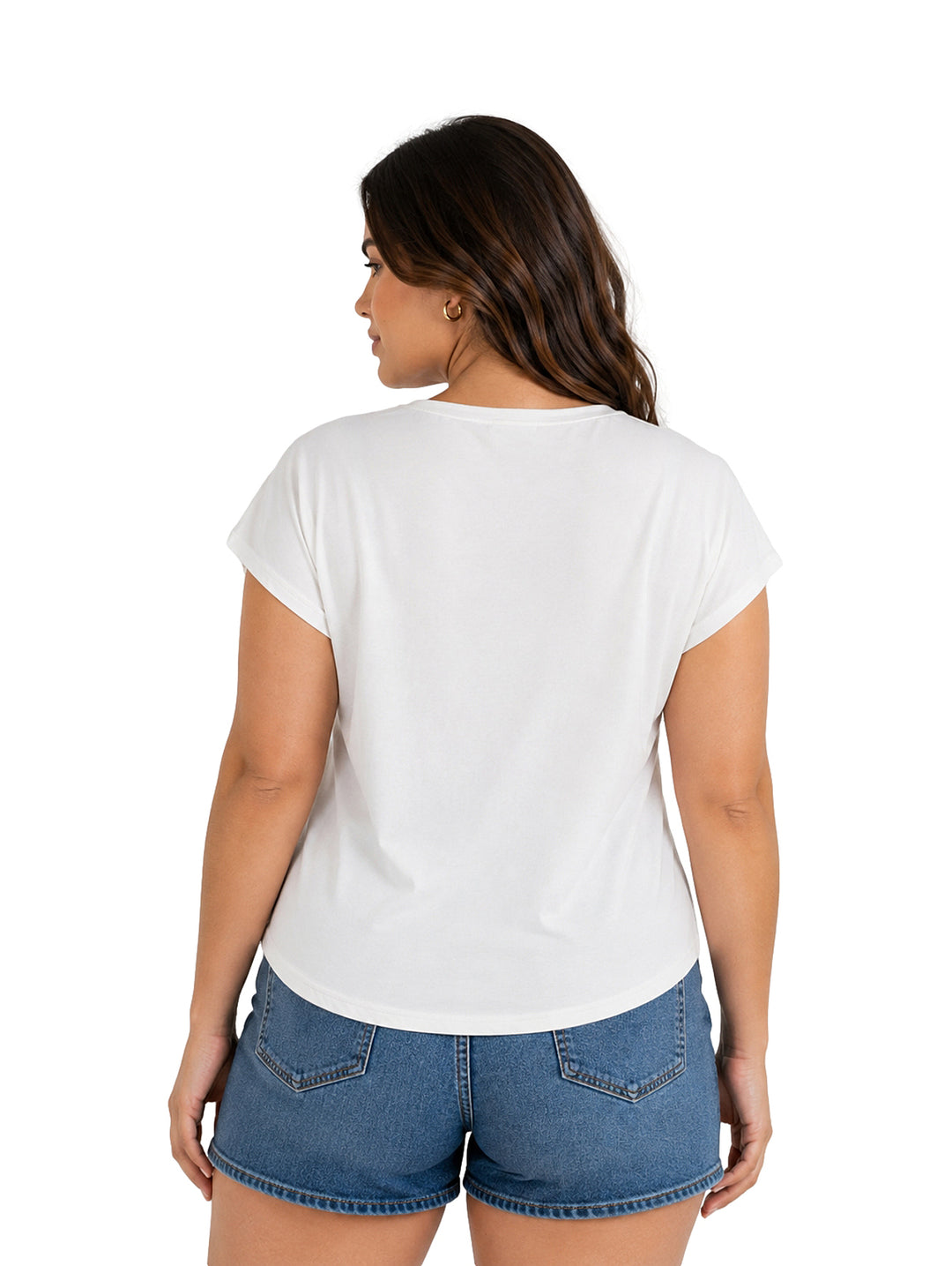 Mujer modelando una blusa blanca de manga corta y cuello redondo.