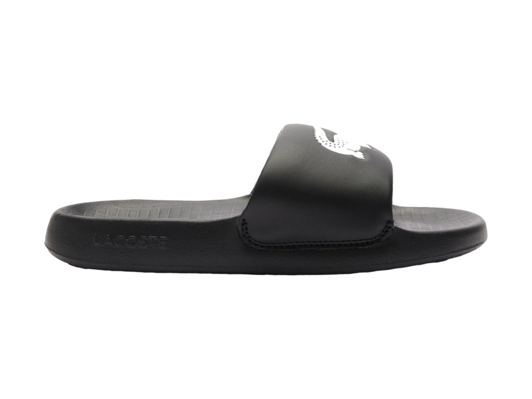 Sandalia Lacoste Serve Slide 1.0 color negro para niño con logo blanco en la correa.