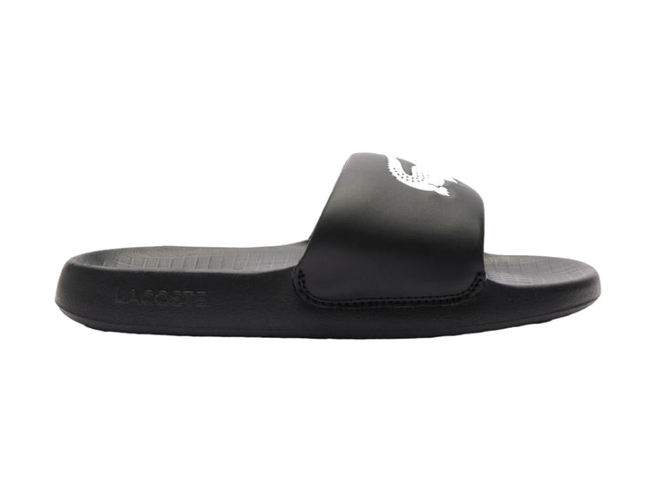 Sandalia Lacoste Serve Slide 1.0 color negro para niño con logo blanco en la correa.