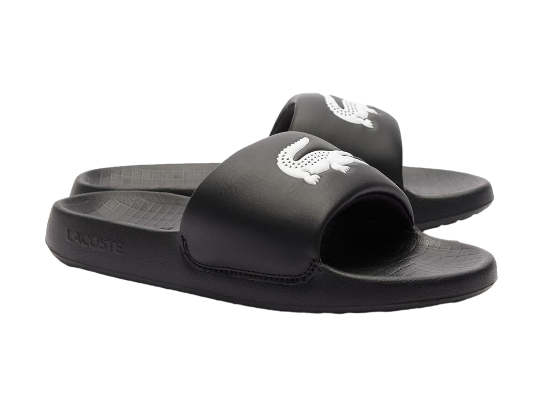 Sandalia Lacoste Serve Slide 1.0 color negro para niño con logo blanco en la correa.