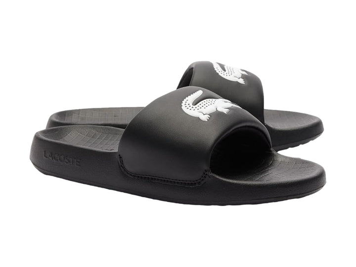 Sandalia Lacoste Serve Slide 1.0 color negro para niño con logo blanco en la correa.