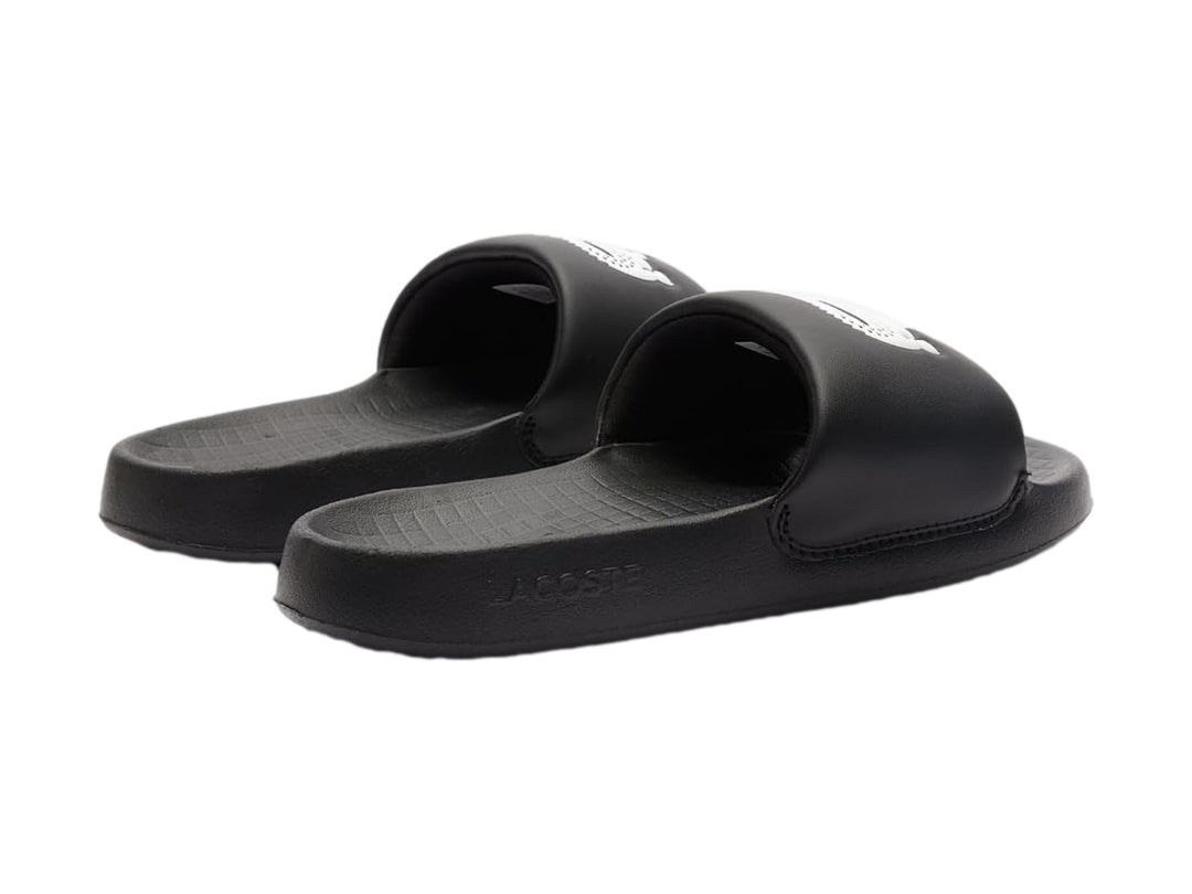 Sandalia Lacoste Serve Slide 1.0 color negro para niño con logo blanco en la correa.