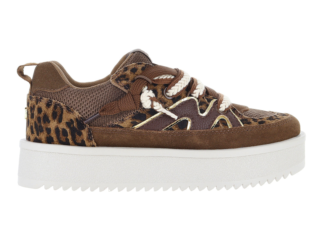 Tenis Steve Madden con estampado de leopardo, detalles en café y suela blanca de plataforma.