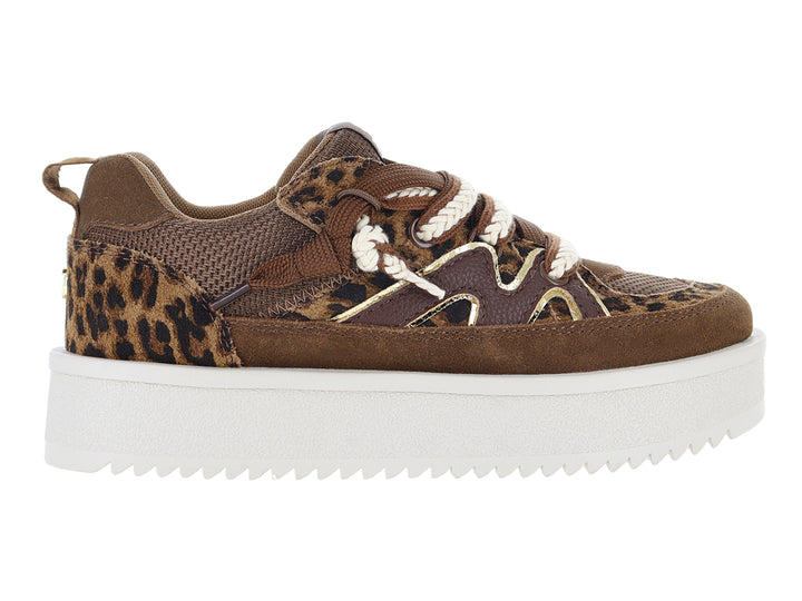 Tenis Steve Madden con estampado de leopardo, detalles en café y suela blanca de plataforma.