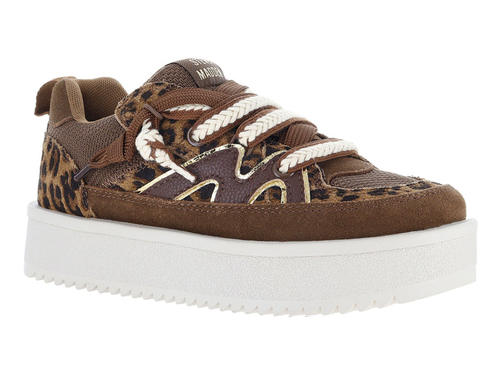 Tenis Steve Madden con estampado de leopardo, detalles en café y suela blanca de plataforma.