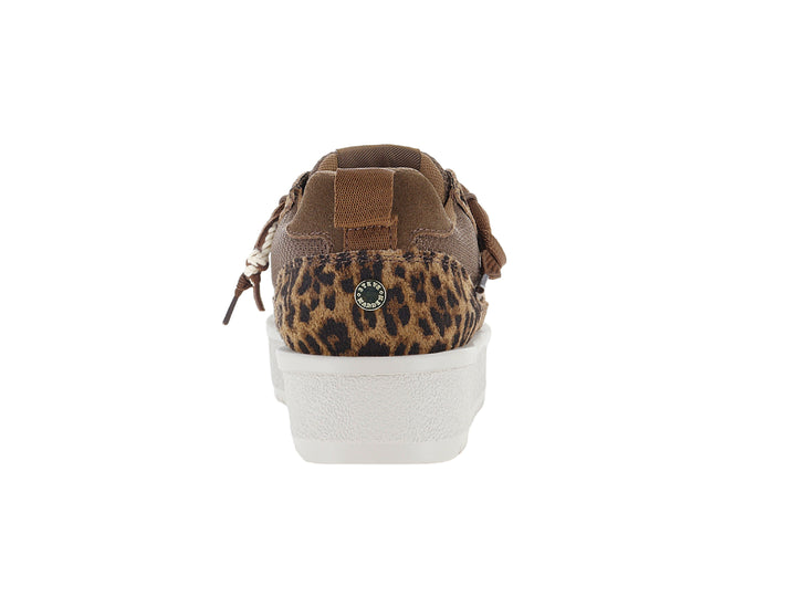 Tenis Steve Madden con estampado de leopardo, detalles en café y suela blanca de plataforma.