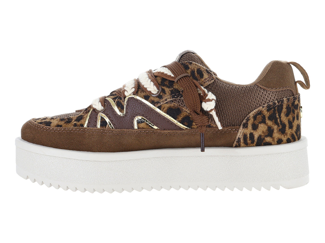 Tenis Steve Madden con estampado de leopardo, detalles en café y suela blanca de plataforma.
