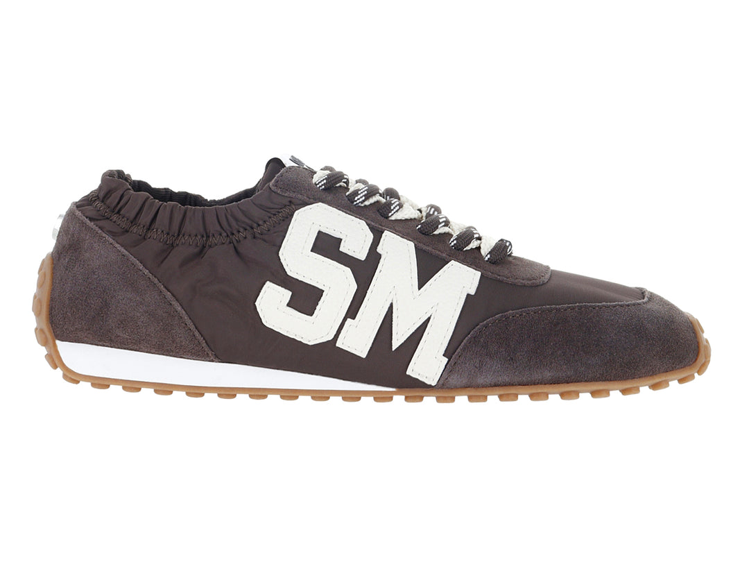 Tenis Steve Madden color chocolate con letras SM blancas y suela blanca y marrón.