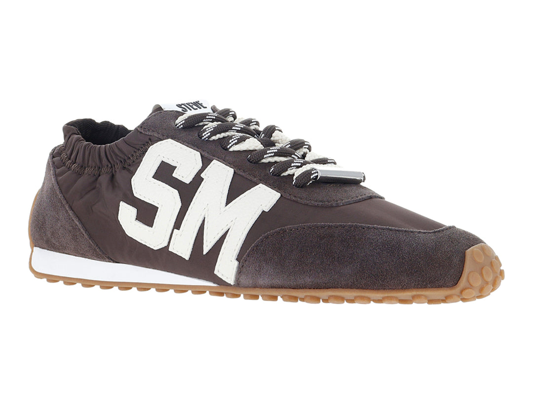 Tenis Steve Madden color chocolate con letras SM blancas y suela blanca y marrón.