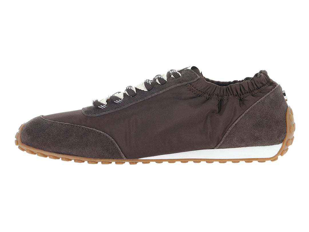 Tenis Steve Madden color chocolate con letras SM blancas y suela blanca y marrón.