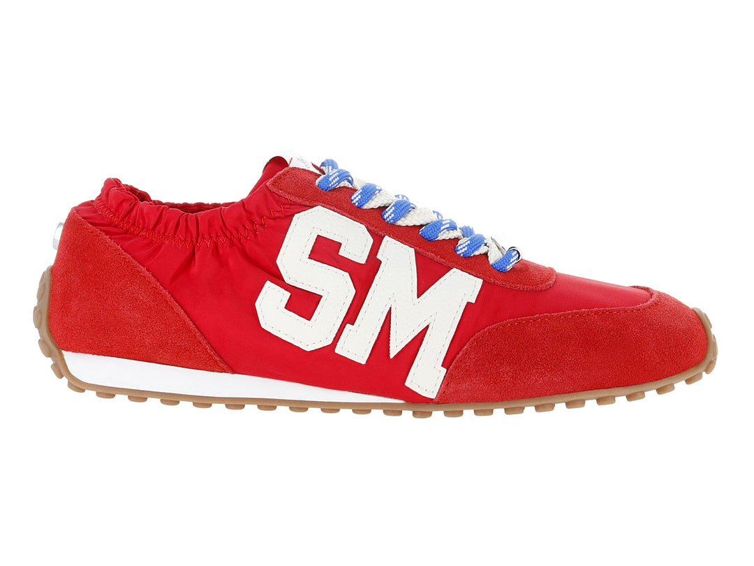 Tenis rojos Steve Madden con letras SM blancas, cordones azules y suela marrón.