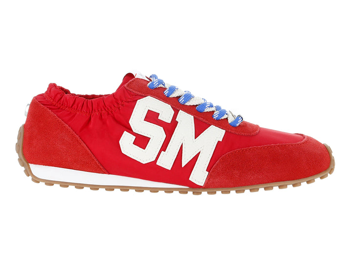 Tenis rojos Steve Madden con letras SM blancas, cordones azules y suela marrón.