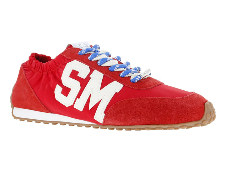 Tenis rojos Steve Madden con letras SM blancas, cordones azules y suela marrón.