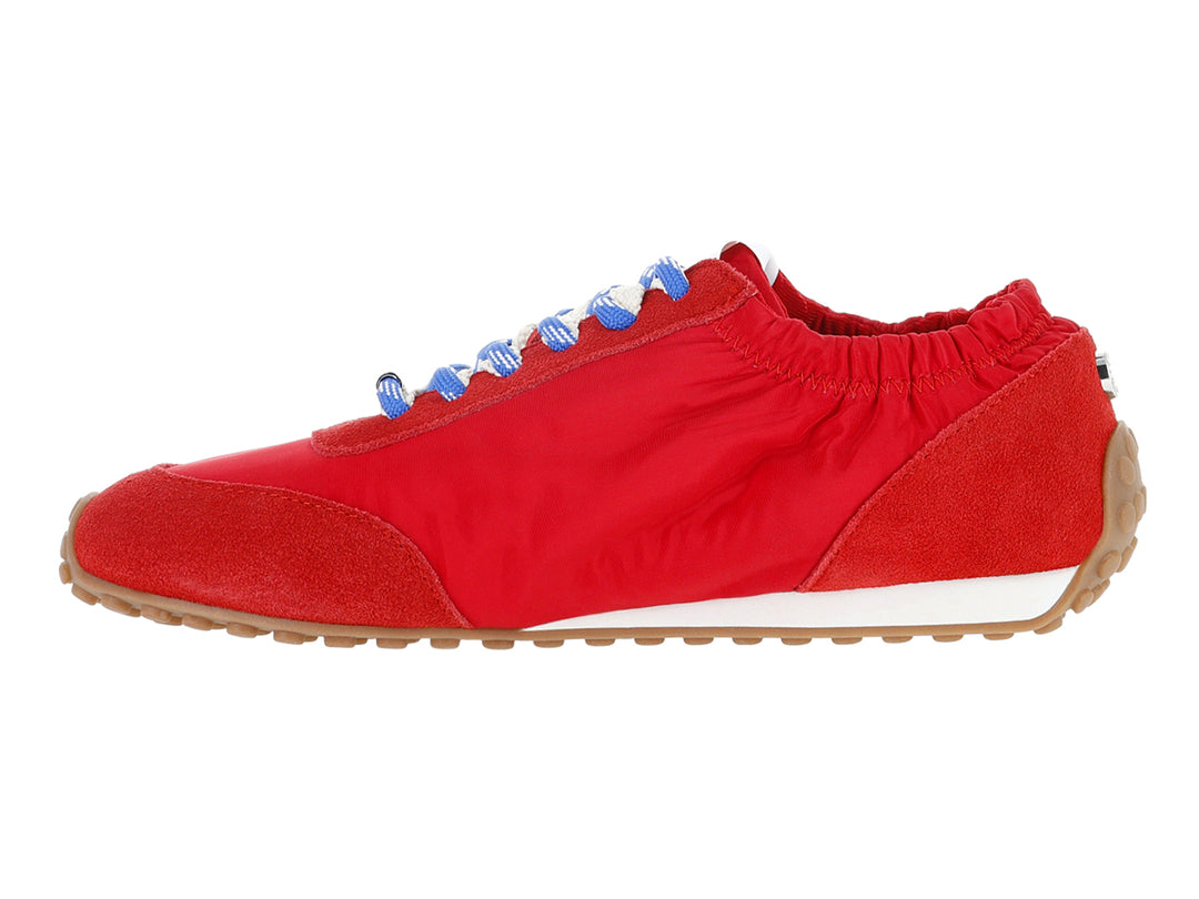 Tenis rojos Steve Madden con letras SM blancas, cordones azules y suela marrón.