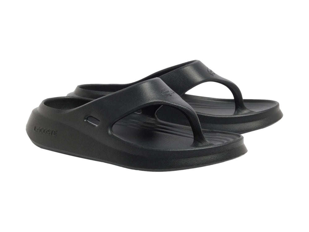 Sandalia Lacoste Meduz flip-flop de color gris oscuro para mujer con logo grabado en la suela.