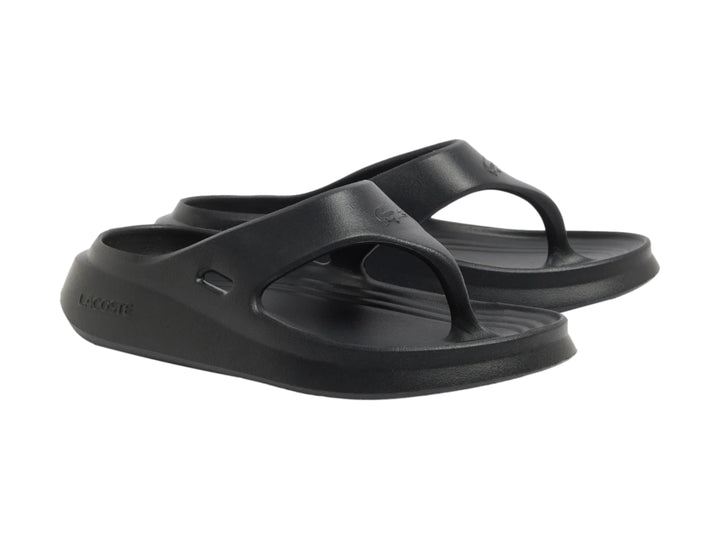 Sandalia Lacoste Meduz flip-flop de color gris oscuro para mujer con logo grabado en la suela.