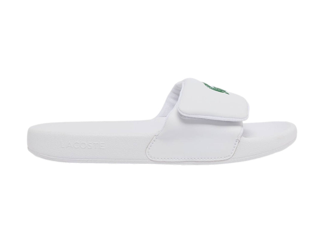 Sandalia slide Lacoste de color blanco para mujer con logotipo verde en la correa.