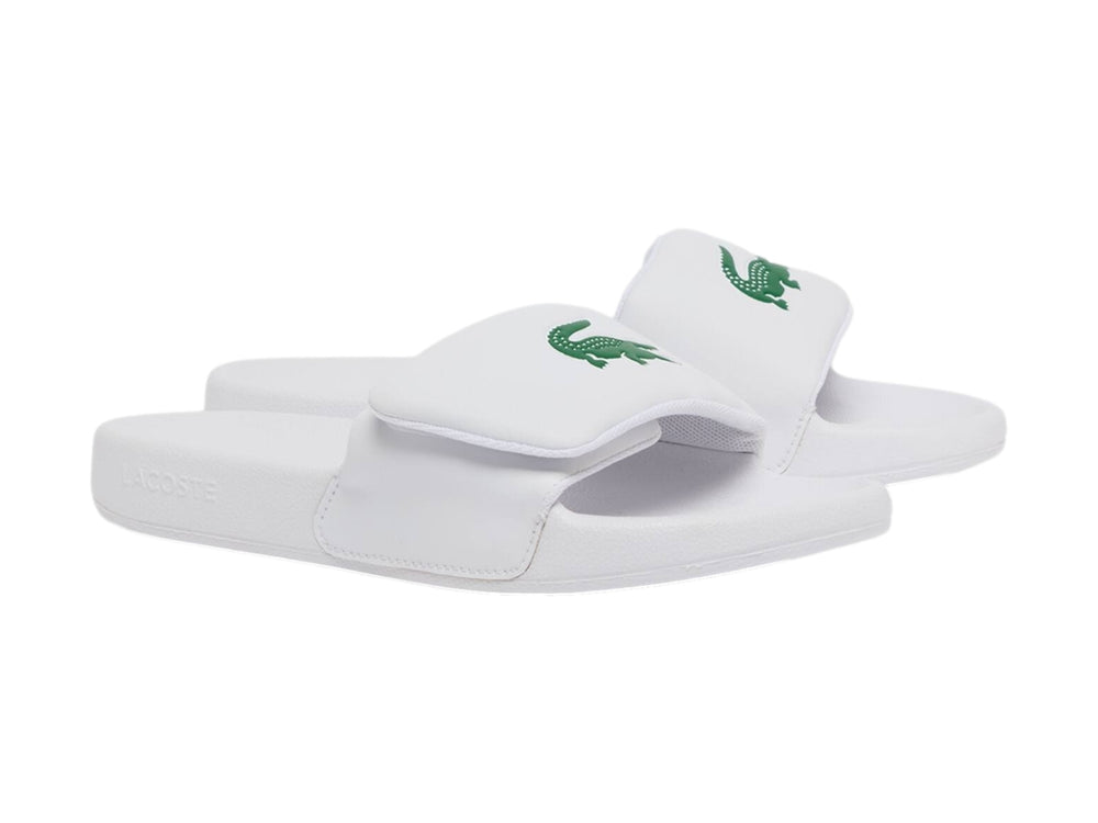 Sandalia slide Lacoste de color blanco para mujer con logotipo verde en la correa.