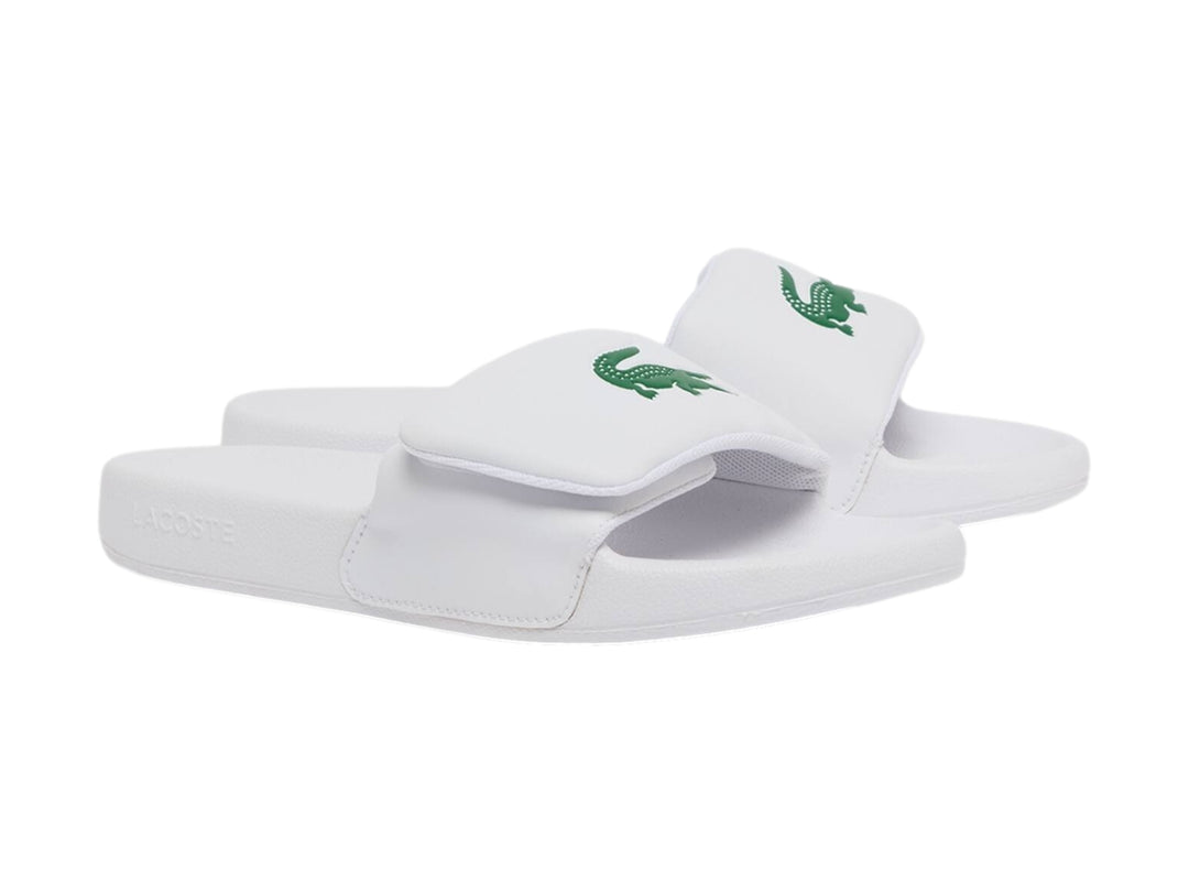 Sandalia slide Lacoste de color blanco para mujer con logotipo verde en la correa.