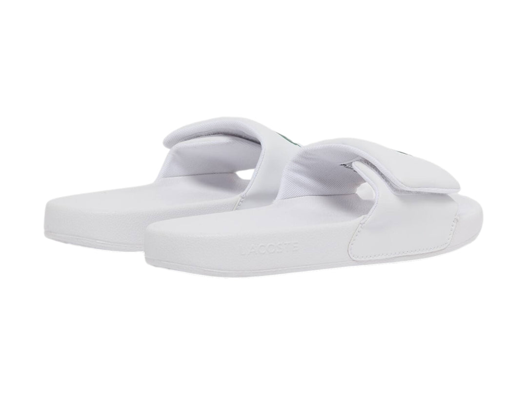 Sandalia slide Lacoste de color blanco para mujer con logotipo verde en la correa.