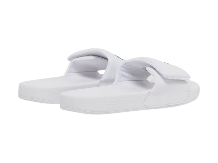 Sandalia slide Lacoste de color blanco para mujer con logotipo verde en la correa.